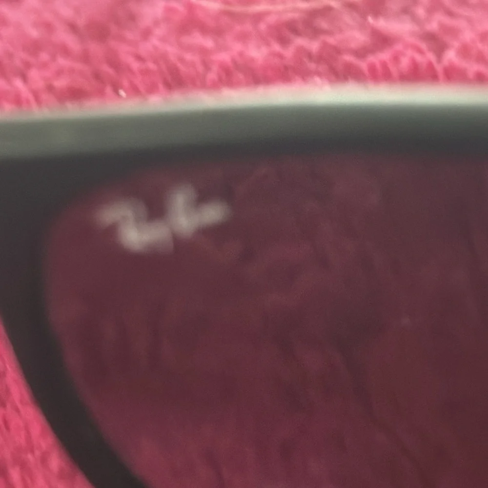 Fabulous Ray-ban sunglasses with green case!